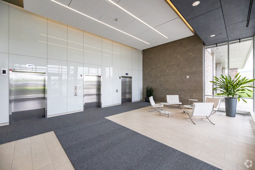 5015 Spectrum Way, Mississauga, ON à louer - Hall d’entrée - Image 2 de 4