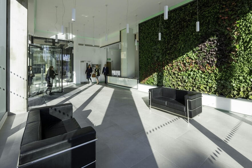 St Georges Sq, New Malden for lease - Interior Photo - Image 2 of 6