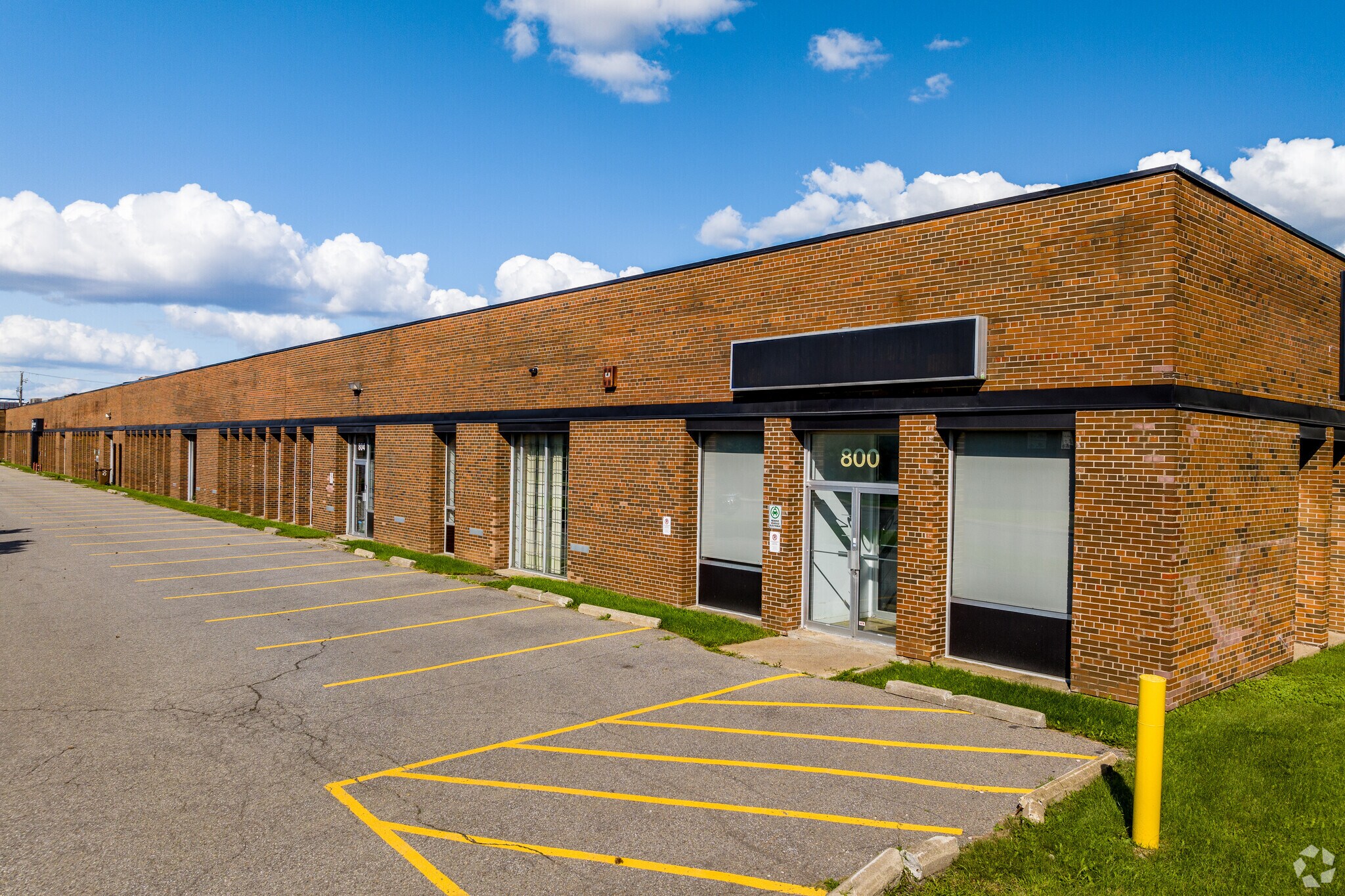 800-828 Rue Deslauriers, Montréal, QC à vendre Photo du bâtiment- Image 1 de 1