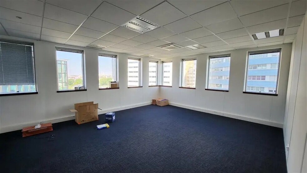 Office in Montreuil for lease - Building Photo - Image 2 of 8