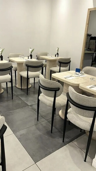 Retail in Paris for lease - Interior Photo - Image 2 of 6