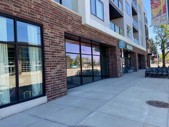 823-825 W College Ave, Appleton, WI for lease Building Photo- Image 1 of 4