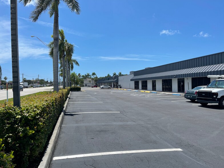 3192-3194 W Hallandale Beach Blvd, Hallandale, FL à louer - Photo du bâtiment - Image 2 de 10