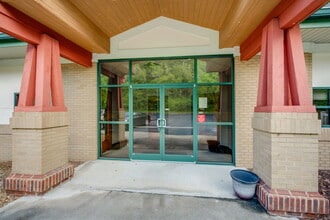2025 Meadowview Pky, Kingsport, TN à louer Photo du bâtiment- Image 2 de 34