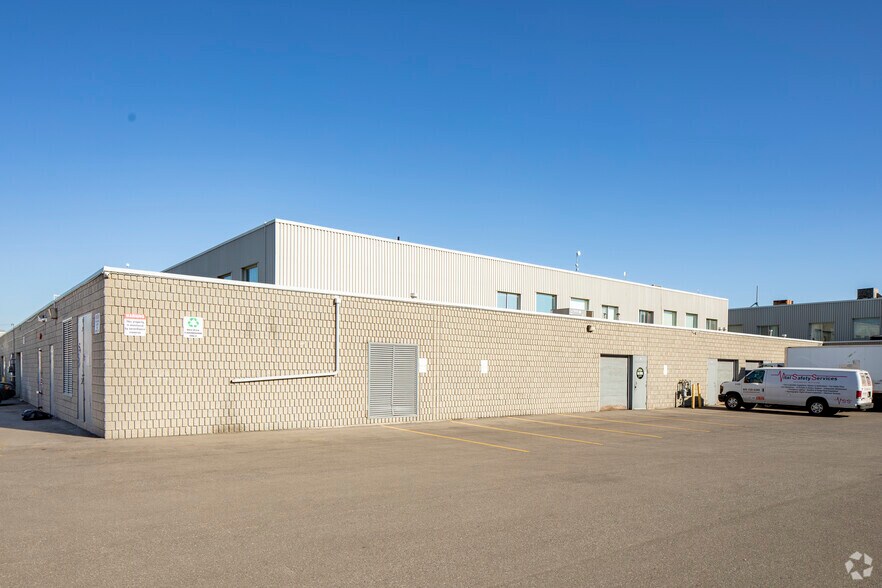 2355 Derry Rd E, Mississauga, ON à vendre - Photo du bâtiment - Image 3 de 5