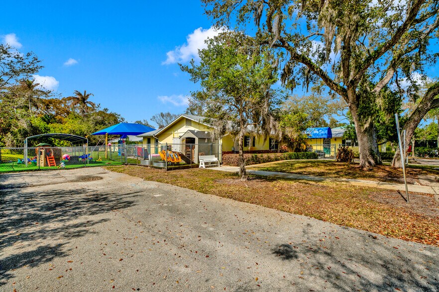 1285 6th Ave, Vero Beach, FL à vendre - Photo du bâtiment - Image 3 de 27