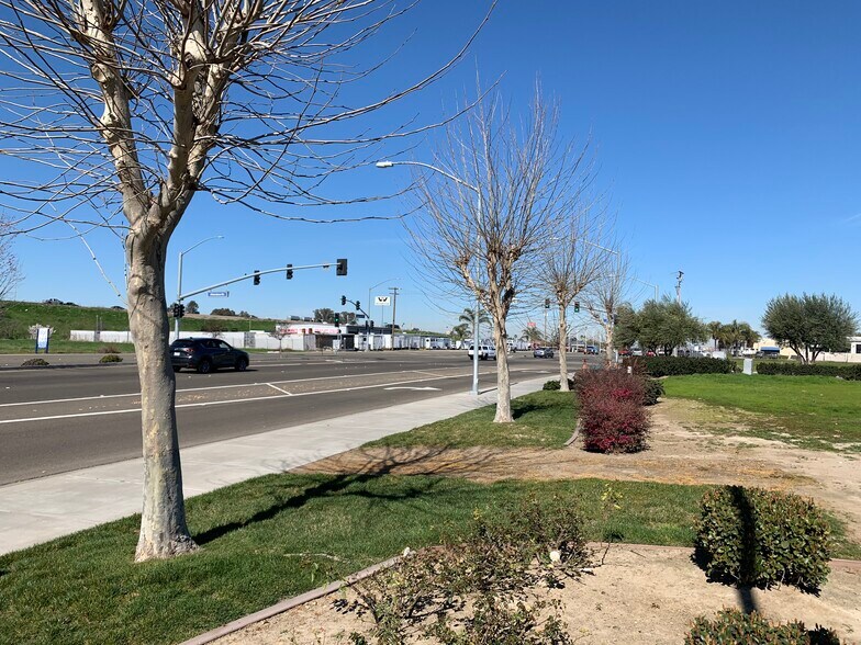4240 N Golden State Blvd, Turlock, CA à louer - Photo du bâtiment - Image 3 de 7