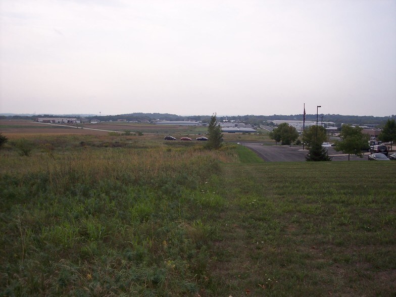 251 Progress Way, Waunakee, WI à vendre - Photo du bâtiment - Image 2 de 3