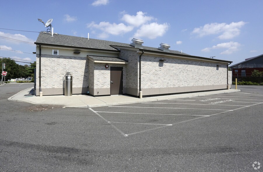 1255 Melville Rd, Farmingdale, NY à vendre - Photo du bâtiment - Image 2 de 5