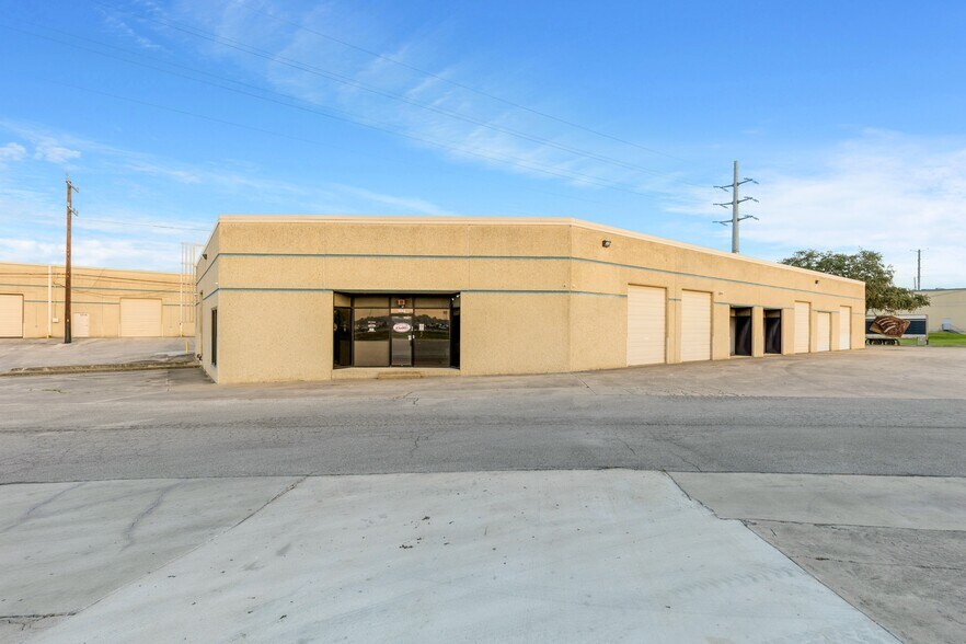 5008-5030 Service Center Dr, San Antonio, TX à louer - Photo du bâtiment - Image 2 de 13