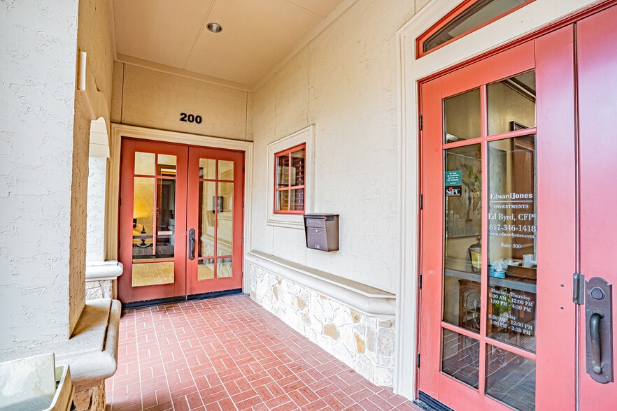 6620 Bryant Irvin Rd, Fort Worth, TX for lease - Building Photo - Image 3 of 23