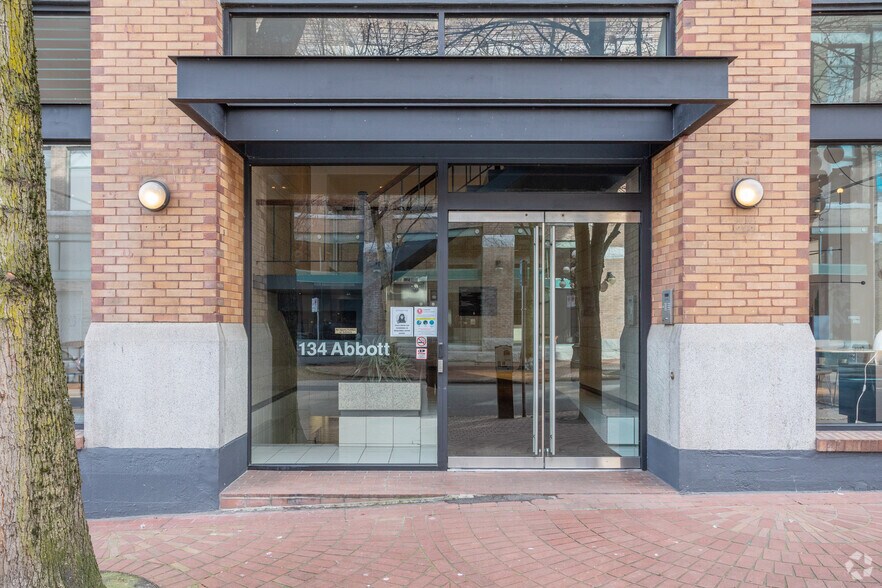 134 Abbott St, Vancouver, BC à louer - Photo du bâtiment - Image 2 de 4