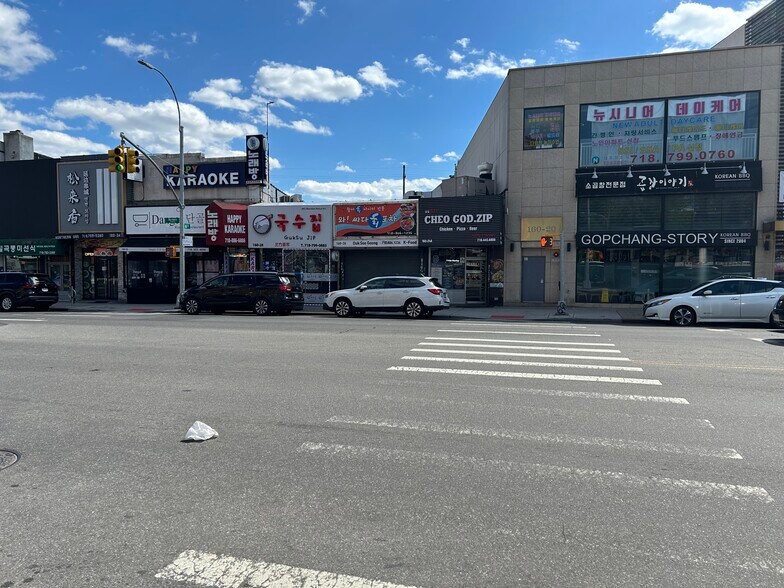 16026 Northern Blvd, Flushing, NY à louer - Photo du bâtiment - Image 2 de 5