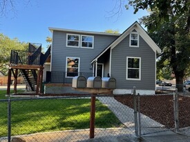 606 E 7th St, Reno NV - Parc de stationnement couvert