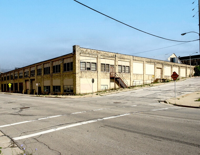 1500-1538 W Saint Paul Ave, Milwaukee, WI for sale - Building Photo - Image 1 of 7