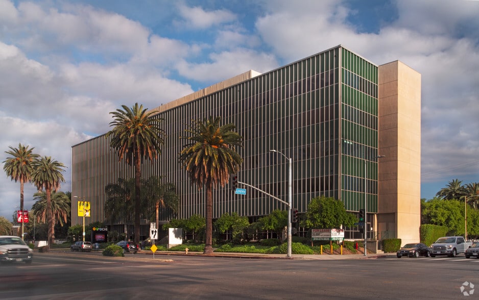 18040 Sherman Way, Reseda, CA à louer - Photo du bâtiment - Image 2 de 15