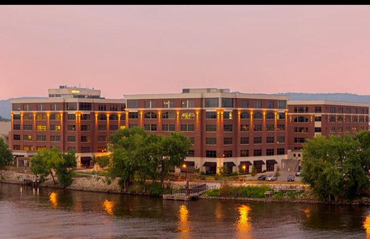 332 Front St S, La Crosse, WI à louer - Photo du bâtiment - Image 3 de 8