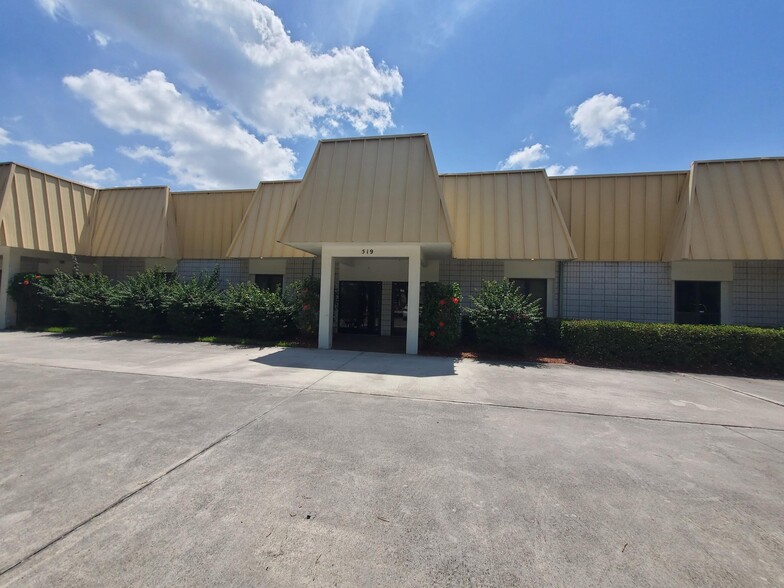 513-523 NW Enterprise Dr, Port Saint Lucie, FL à vendre - Photo du bâtiment - Image 1 de 1