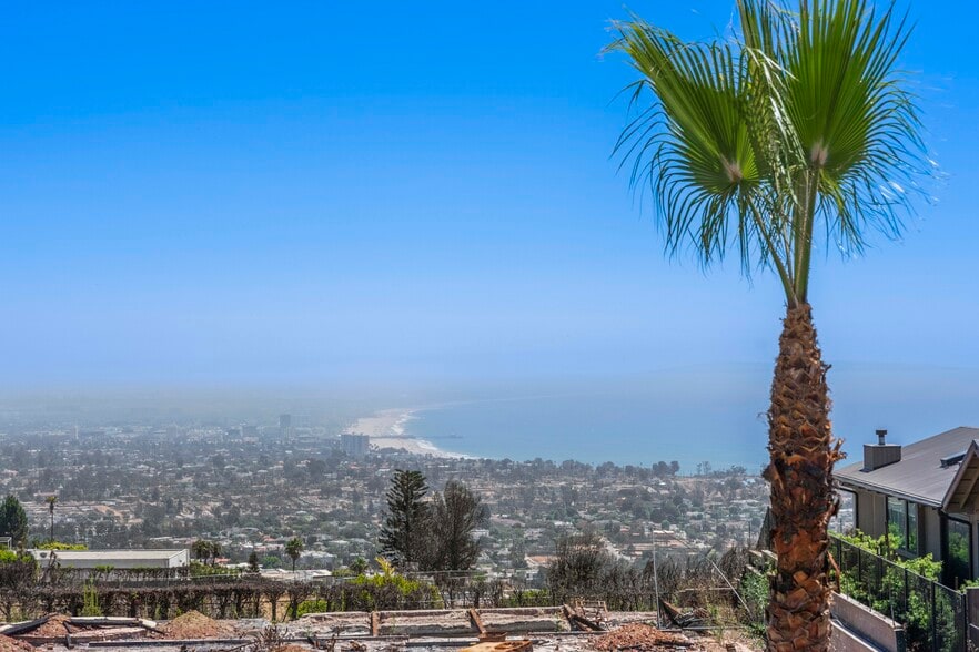 16647 Charmel Ln, Pacific Palisades, CA for sale - Primary Photo - Image 1 of 13