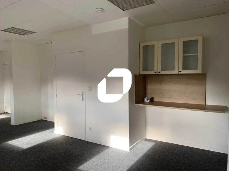 Office in Saint-Germain-en-Laye for lease - Interior Photo - Image 3 of 9