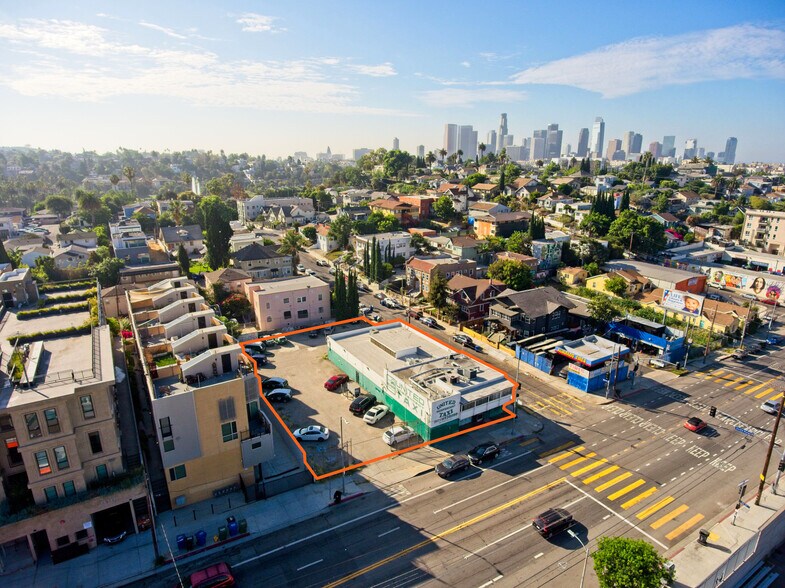 906 N Alvarado St, Los Angeles, CA à louer - Photo principale - Image 1 de 15