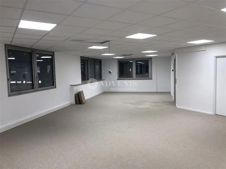 Office in Montigny-le-Bretonneux for lease - Interior Photo - Image 2 of 5
