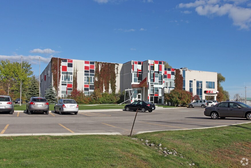 250 Water St, Whitby, ON à louer - Photo du bâtiment - Image 1 de 5