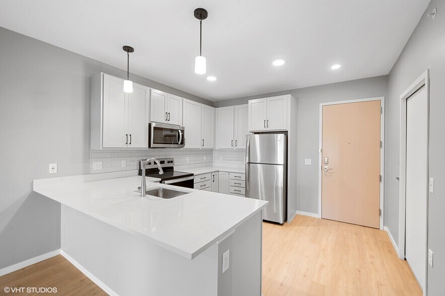 500 W Lake St, Minneapolis, MN for lease - Building Photo - Image 2 of 74