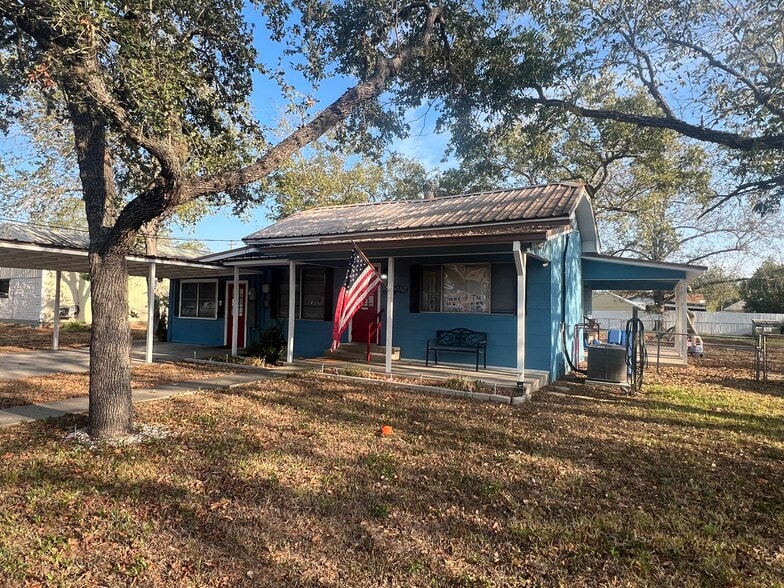 105 Ward St, Cuero, TX for sale - Building Photo - Image 1 of 11