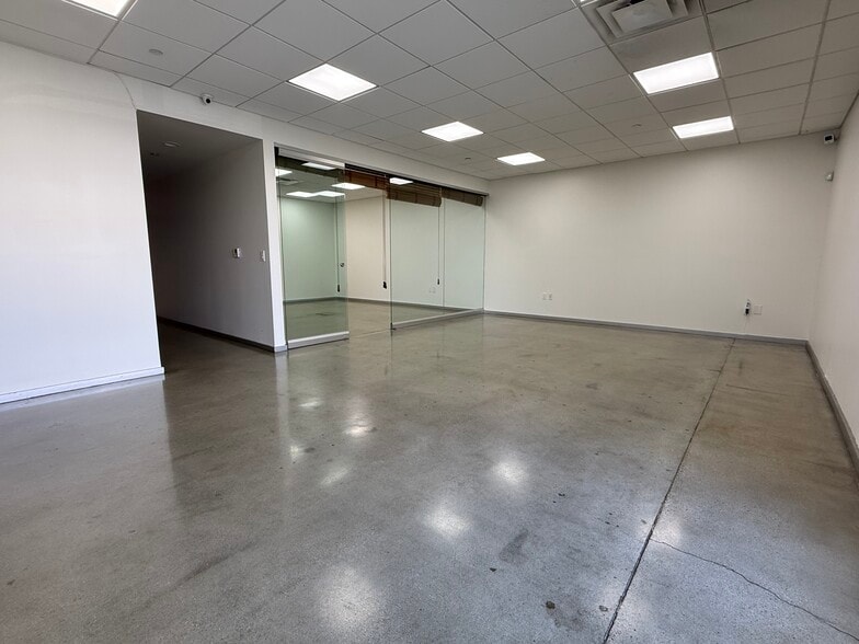 1562 N Gemini Pl, Anaheim, CA for lease - Building Photo - Image 2 of 11