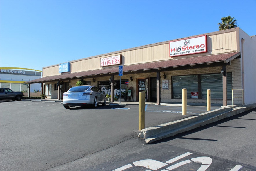 837-841 E Whittier Blvd, La Habra, CA for lease - Building Photo - Image 3 of 7