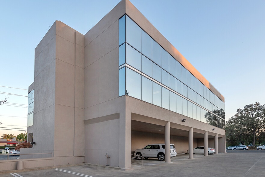 11707 Fair Oaks Blvd, Fair Oaks, CA à louer - Photo du bâtiment - Image 2 de 9