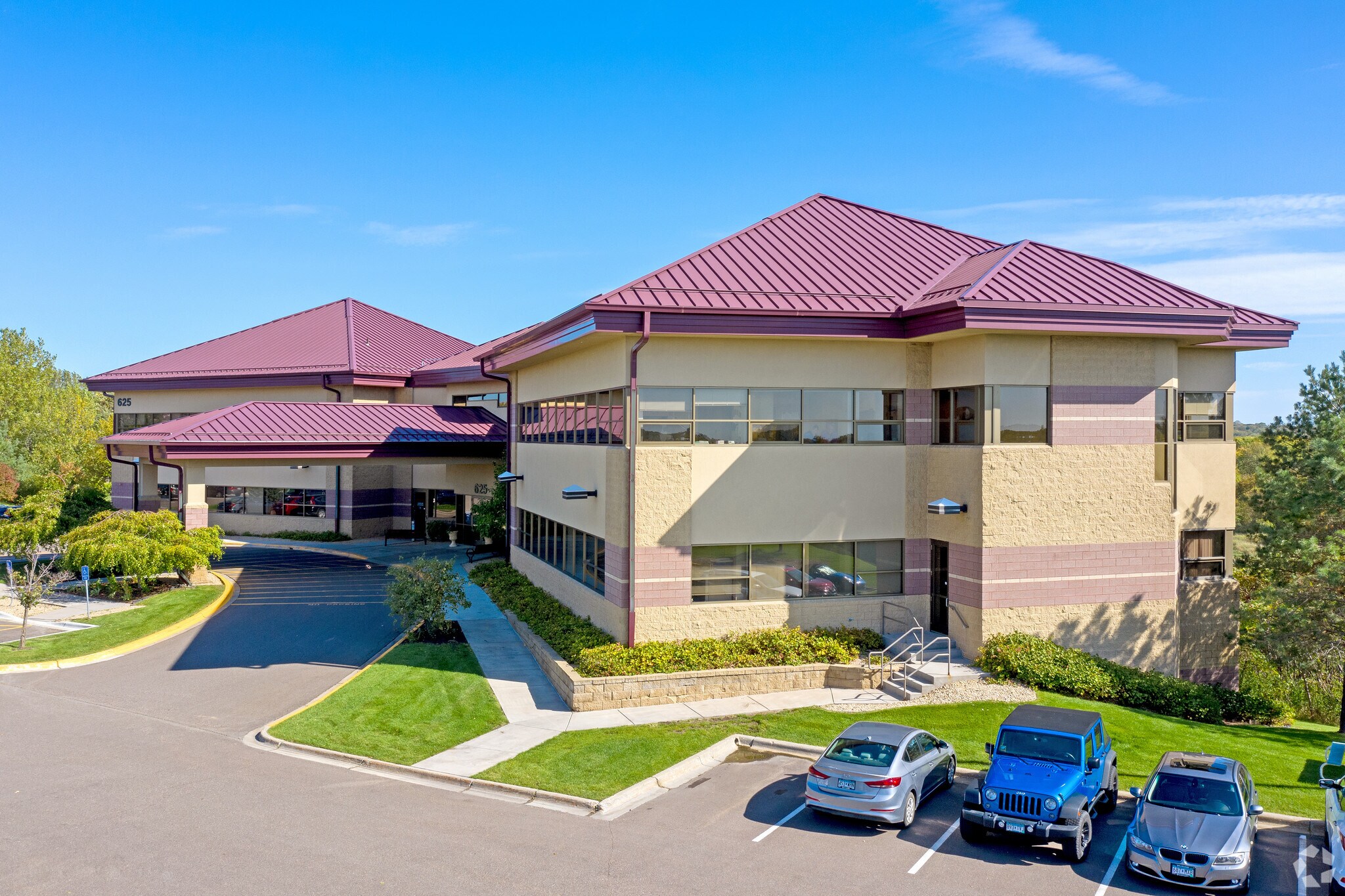 625 E Nicollet Blvd, Burnsville, MN à louer Photo du bâtiment- Image 1 de 5