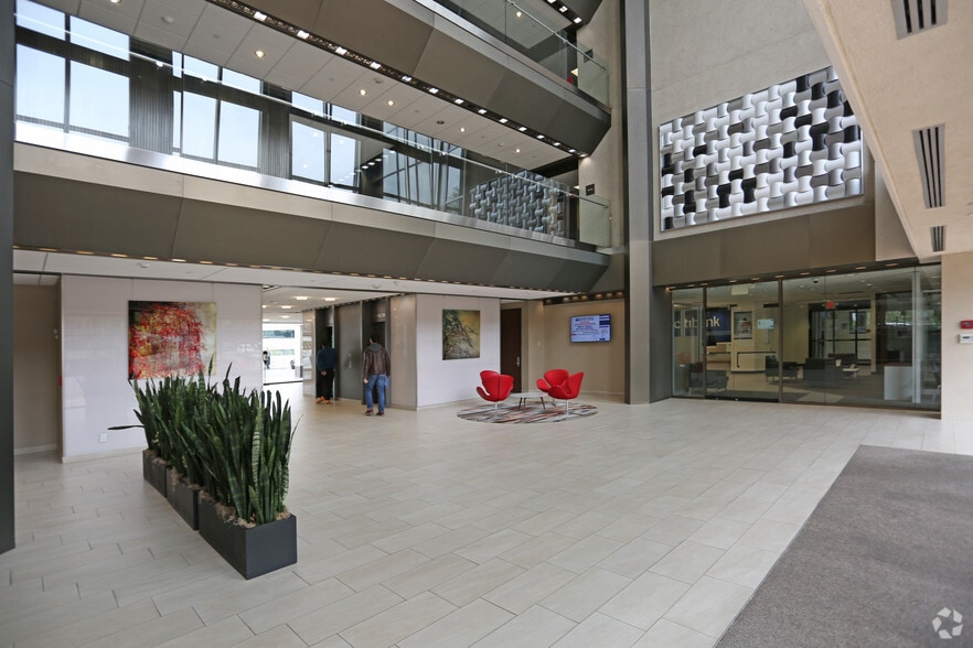 111 Great Neck Rd, Great Neck, NY for lease - Lobby - Image 3 of 9