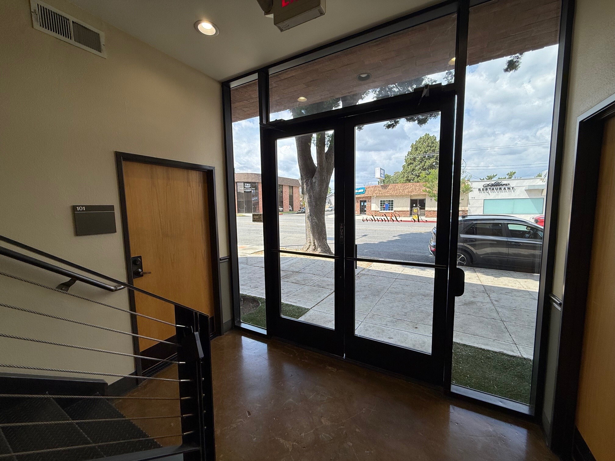 1918 W Magnolia Blvd, Burbank, CA for lease Interior Photo- Image 1 of 6