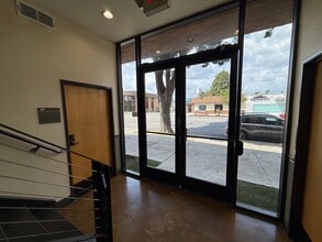 1918 W Magnolia Blvd, Burbank, CA for lease Interior Photo- Image 1 of 6