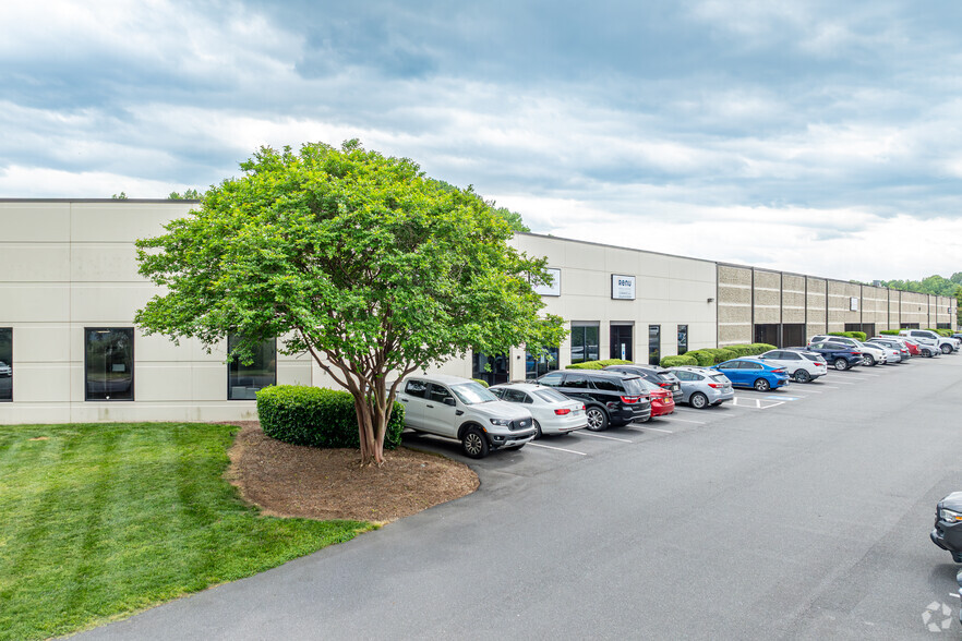 801 Pressley Rd, Charlotte, NC for lease - Primary Photo - Image 1 of 8