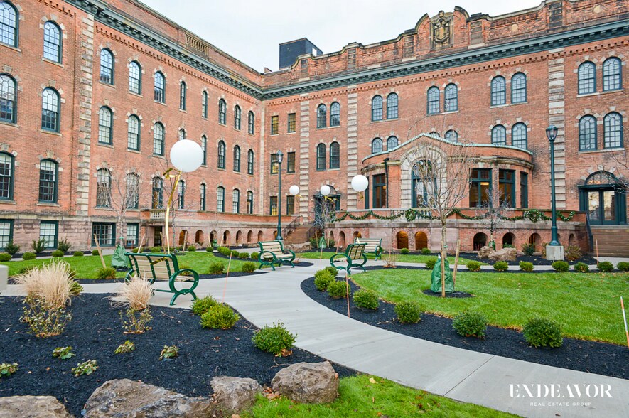 300 Alexander St, Rochester, NY à vendre - Photo du bâtiment - Image 2 de 46