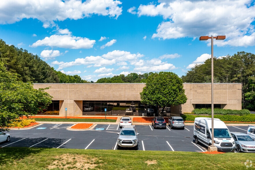 3055 Northwoods Cir, Peachtree Corners, GA for lease - Building Photo - Image 2 of 8