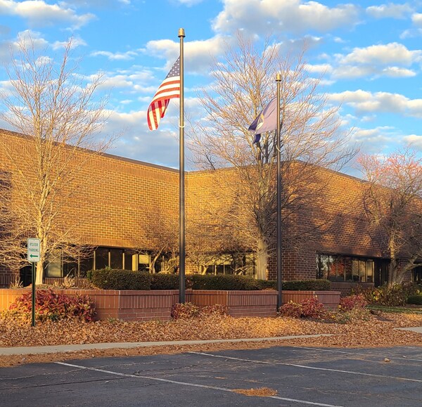 47912 Halyard Dr, Plymouth, MI à louer - Photo du bâtiment - Image 1 de 8