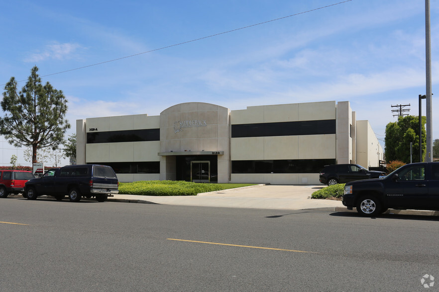 3120 Pullman St, Costa Mesa, CA à louer - Photo du bâtiment - Image 3 de 7