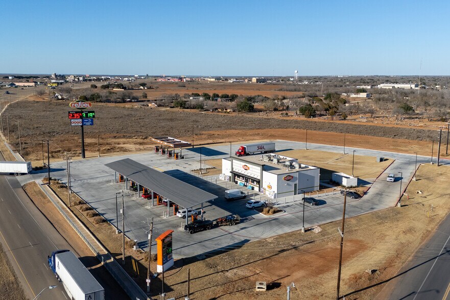 967 S Interstate 35, Pearsall, TX à vendre - Photo du bâtiment - Image 2 de 3