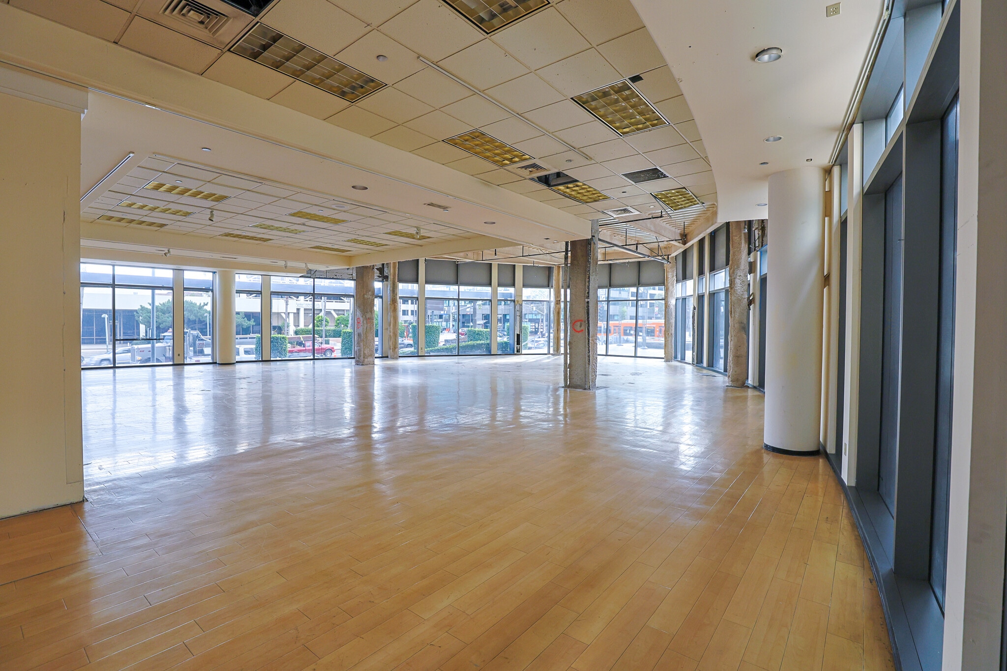 15301 Ventura Blvd, Sherman Oaks, CA à louer Photo intérieure- Image 1 de 5