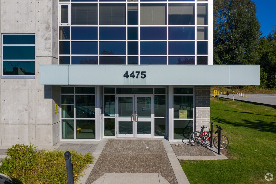 4475 Wayburne Dr, Burnaby, BC à louer - Photo du bâtiment - Image 3 de 5