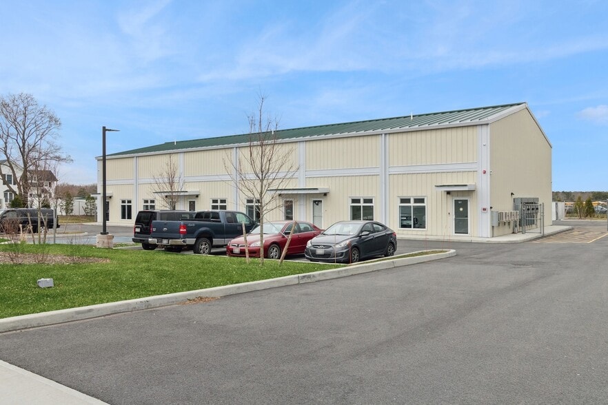 313 Edwards Ave, Calverton, NY for lease - Building Photo - Image 2 of 10
