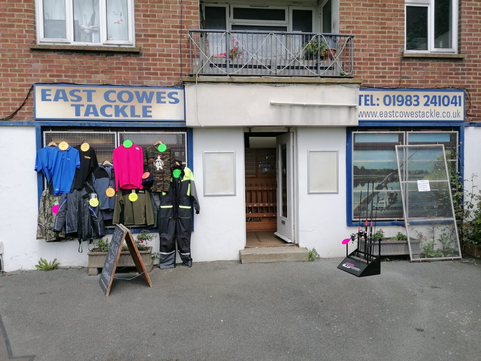 24 Meadow Rd, East Cowes for sale Primary Photo- Image 1 of 1