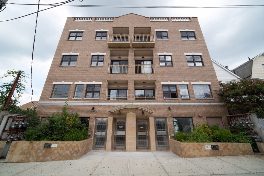 3717-3719 108th St, Corona, NY à vendre - Photo du bâtiment - Image 1 de 14