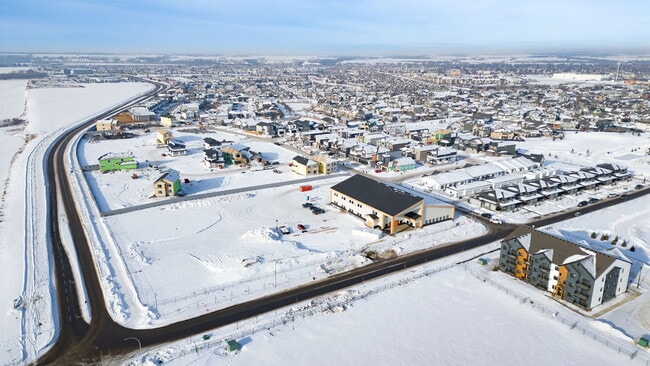 Plus de détails pour 200 Greenfield link, Fort Saskatchewan, AB - Commerce de détail à louer