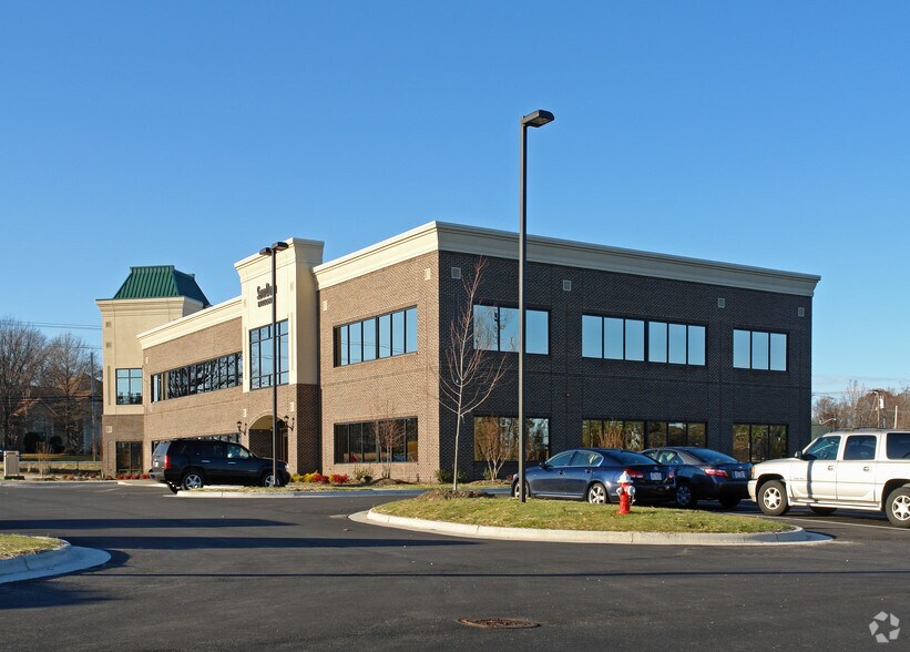 1400 Eastchester Dr, High Point, NC à vendre - Photo du bâtiment - Image 2 de 38