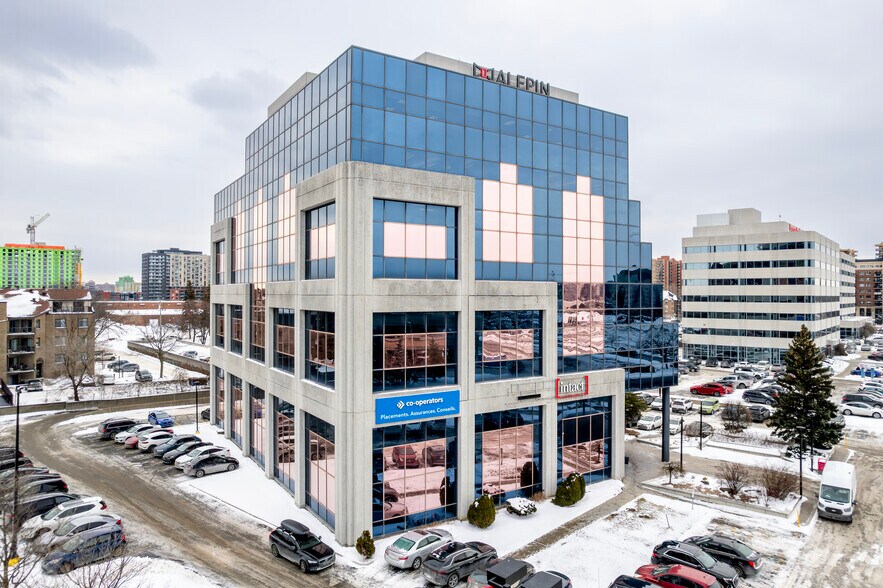 3080 Boul Le Carrefour, Laval, QC à louer - Photo du bâtiment - Image 2 de 8